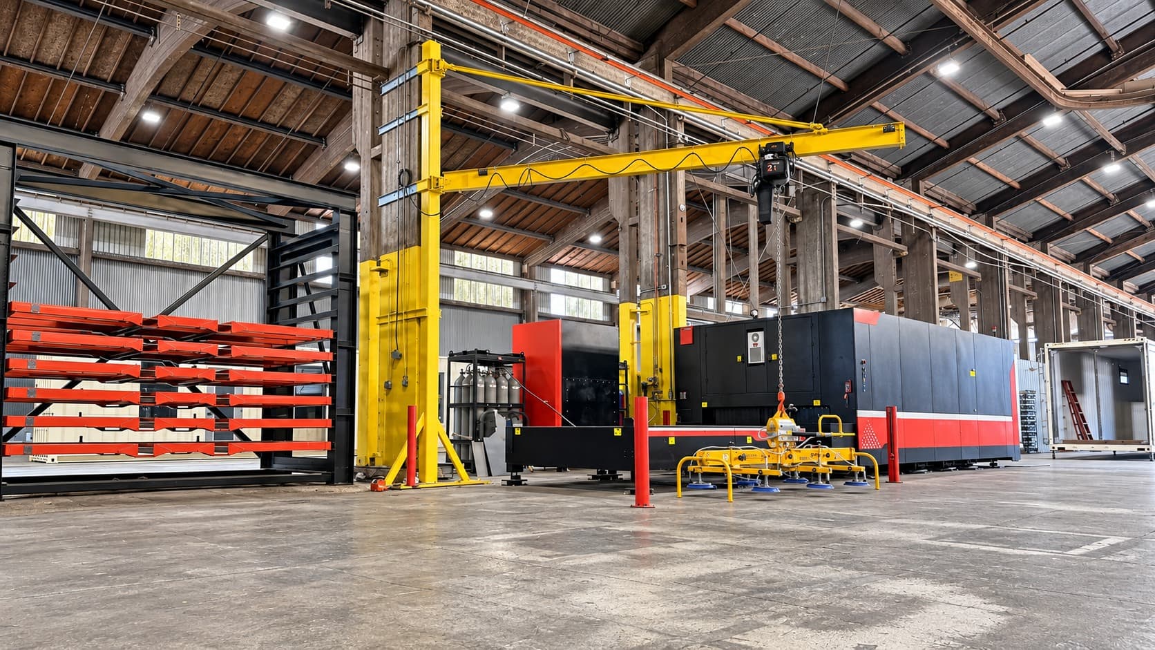 Nave industrial con equipos de corte y puente grúa